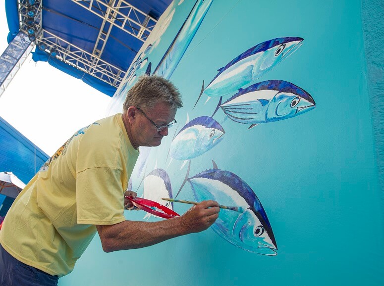 Guy Harvey in the process of painting his mural. (Sea World Parks & Resorts Orlando)