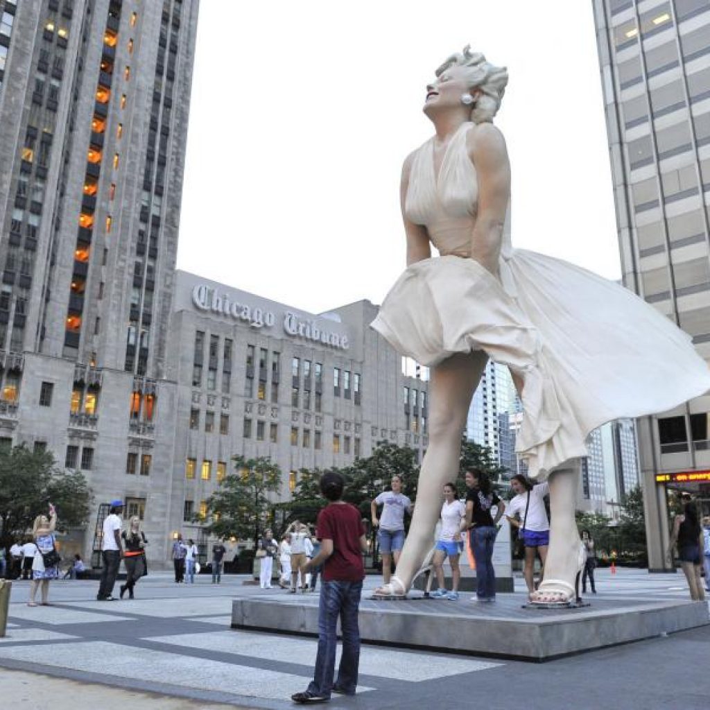 Marilyn-Monroe-Sculpture-unveiled-in-Chicago