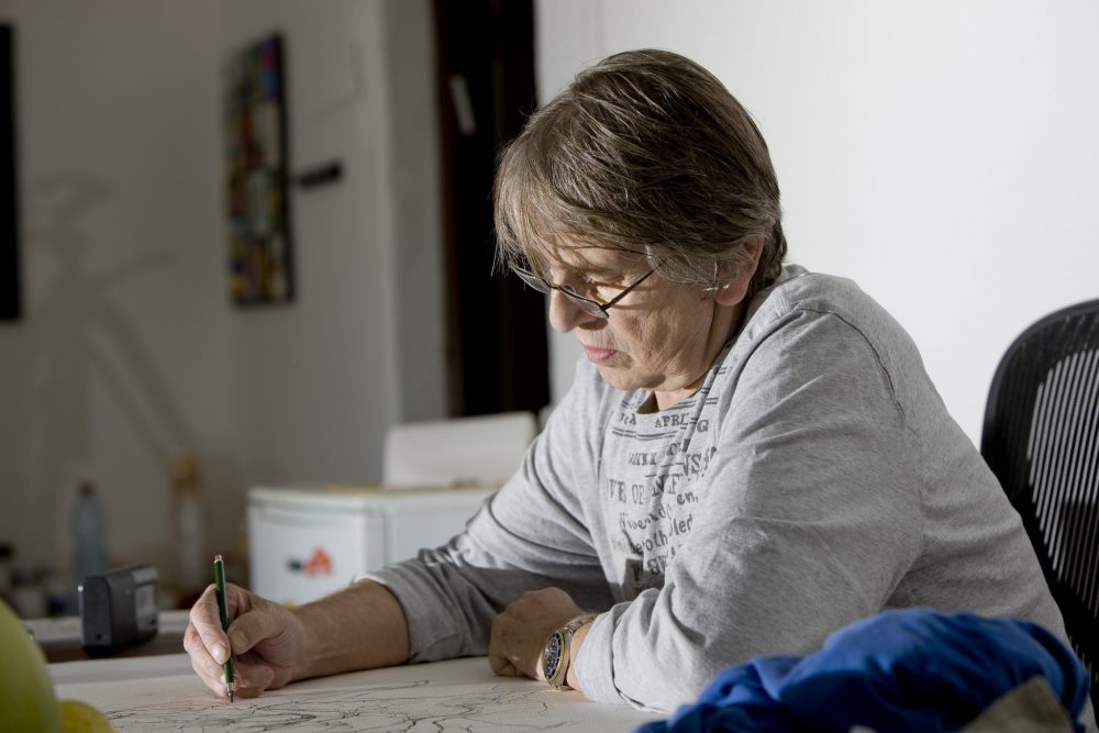 Itzchak Tarkay working in his studio.