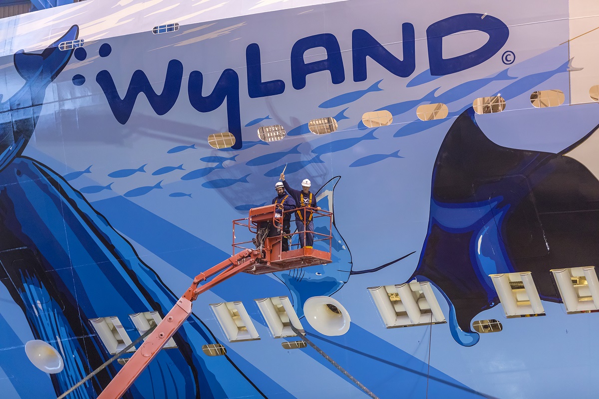 Wyland putting the finishing touches on his Norwegian Bliss mural (Photo courtesy of Meyer Werft).