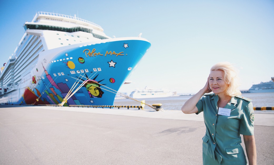 From @customs_rus: Norwegian Breakaway cruise ship art