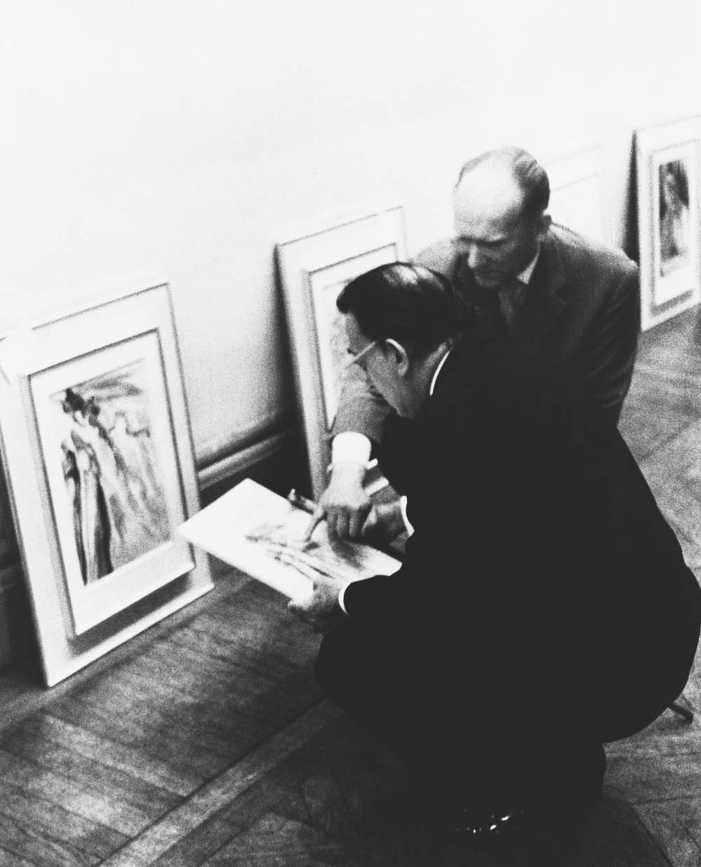 Salvador Dalí and Jean Estrade examine wood engraving proofs for "The Divine Comedy" during preparations for the exhibition of Dalí's "Divine Comedy" watercolors at the Museum Galliera, Paris (May 19, 1960). (Photo credit: Eduard Fornés)