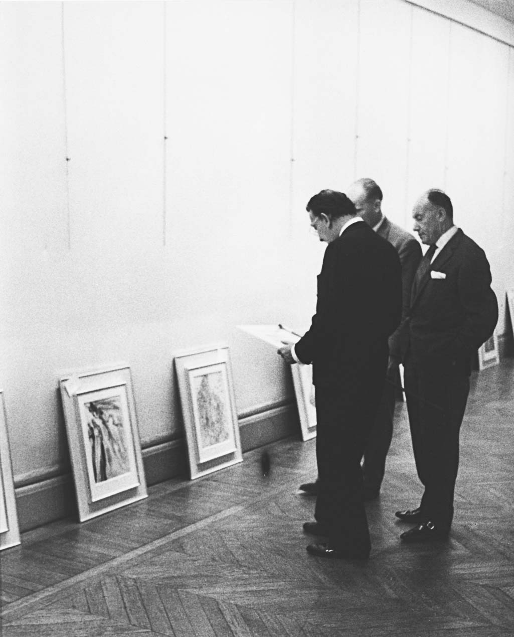 Salvador Dalí, Jean Estrade, and Joseph Forêt review wood engraving proofs for “The Divine Comedy” at the Museum Galliera, Paris (May 19, 1960). (Photo credit: Eduard Fornés)