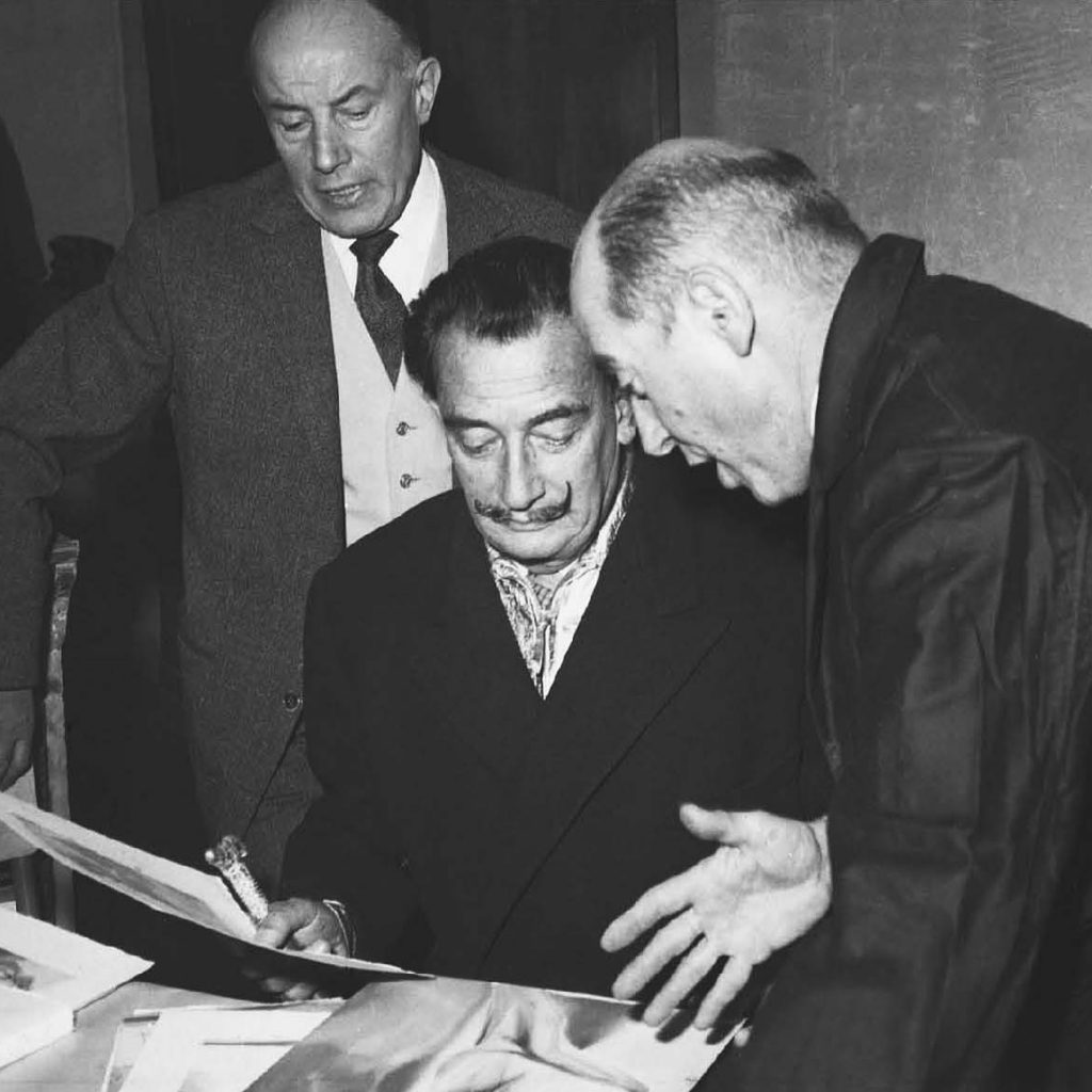 Joseph Forêt, Salvador Dalí, and the engraver, Raymond Jacquet, examining one of the engravings from "The Divine Comedy." (Photo credit: Eduard Fornés)