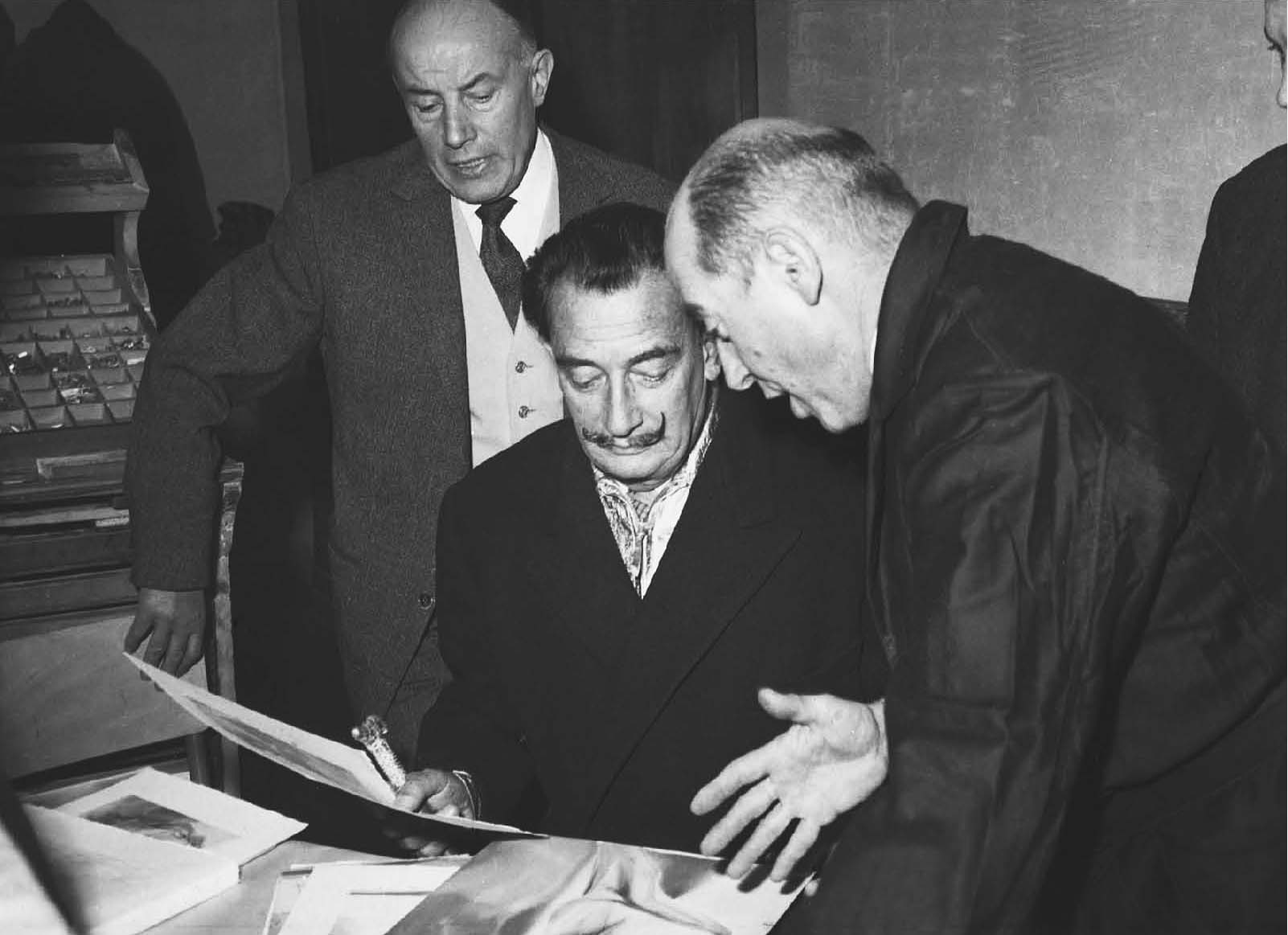 Joseph Forêt, Salvador Dalí, and the engraver, Raymond Jacquet, examining one of the engravings from "The Divine Comedy." (Photo credit: Eduard Fornés)