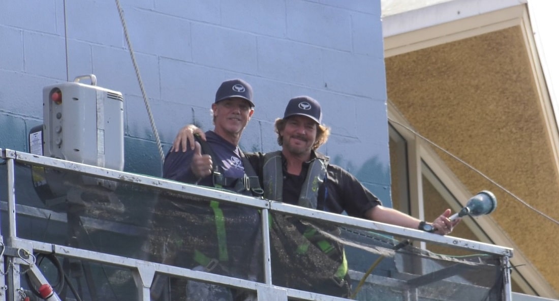 Wyland and Eddie Vedder at work on the mural.