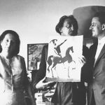 Salvador Dalí presenting the Albaretto family with one of his "Biblia Sacra" watercolors (Photo credit: Eduard Fornés)