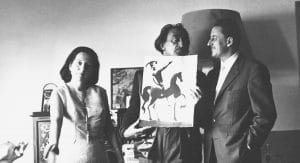 Salvador Dalí presenting the Albaretto family with one of his "Biblia Sacra" watercolors (Photo credit: Eduard Fornés)
